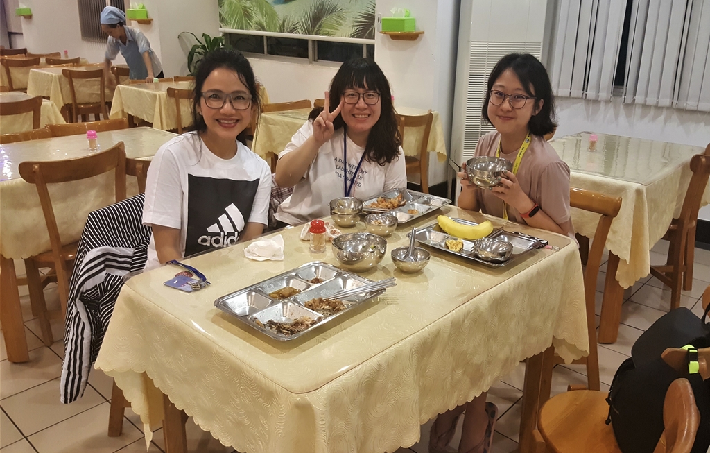 2019陳凰鳳老師越南巡迴演講-在寶成企業越南廠員工餐廳與台幹合影.jpg - 2019陳凰鳳老師越南巡迴演講