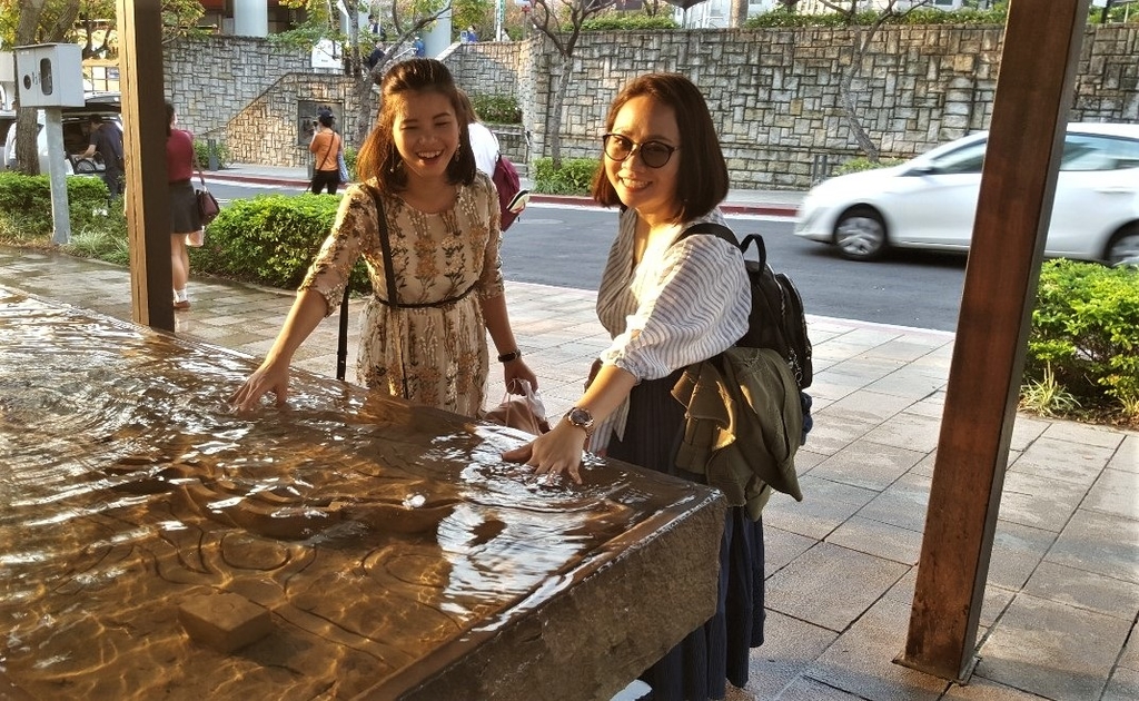 2020北投半日遊-陳凰鳳老師與台灣越藝之星在北投車站-2.jpg - 台灣越裔總會發起-越南人俱樂部開始籌備-2020北投春天酒店半日遊