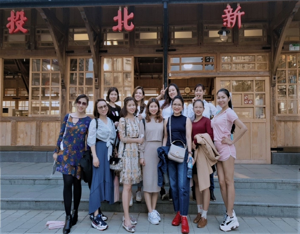 2020北投半日遊-陳凰鳳老師與台灣越藝之星在北投車站-1.jpg - 台灣越裔總會發起-越南人俱樂部開始籌備-2020北投春天酒店半日遊
